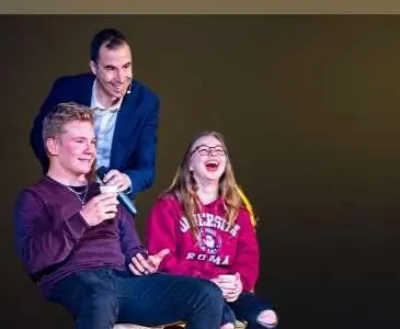 Steven échange avec des participants pendant le spectacle d’hypnose HypnoFlix
