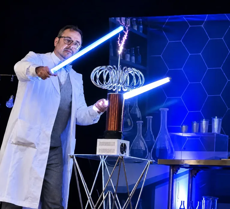 Le Professeur Alchimus présente une expérience électrique sur scène